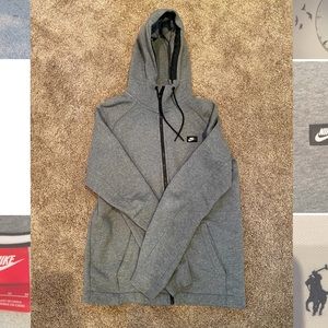 Men’s Nike Zip-up Hoodie- M